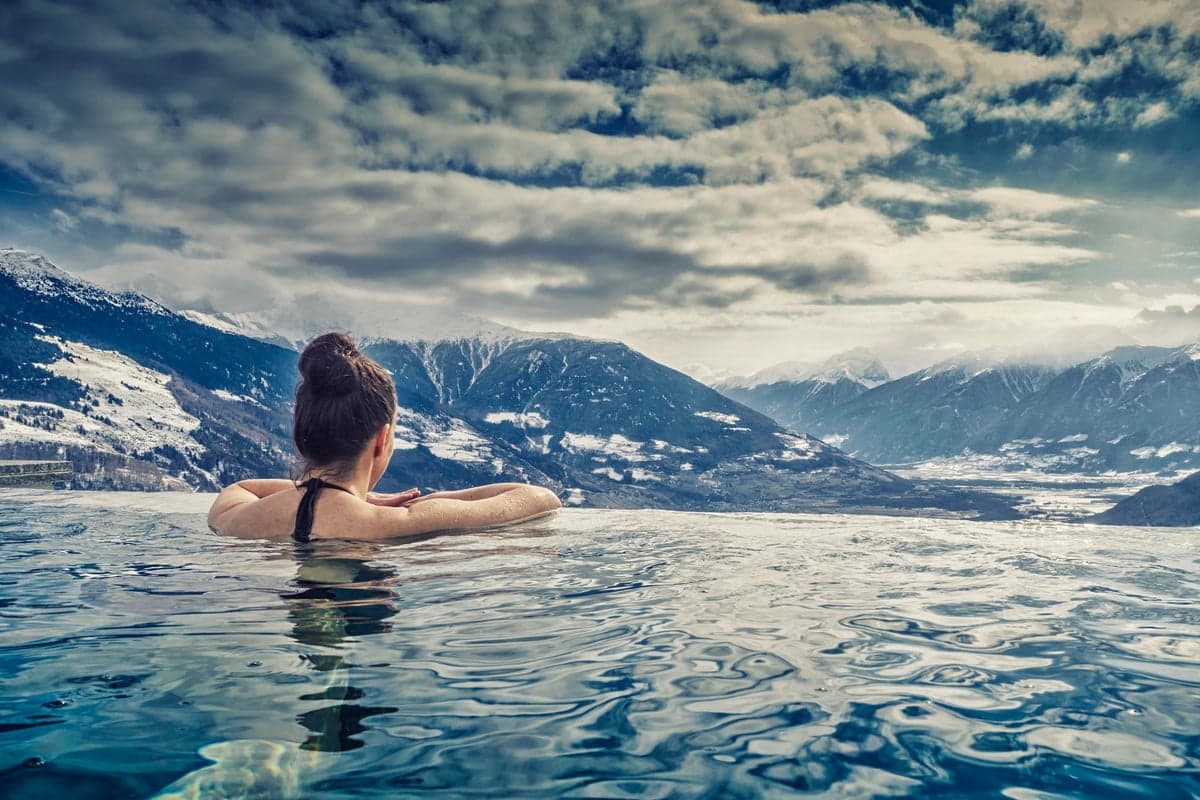 Thermalbecken mit Blick auf verschneite Berge, sinnbildlich für Längenfelds Wellnessschwerpunkt