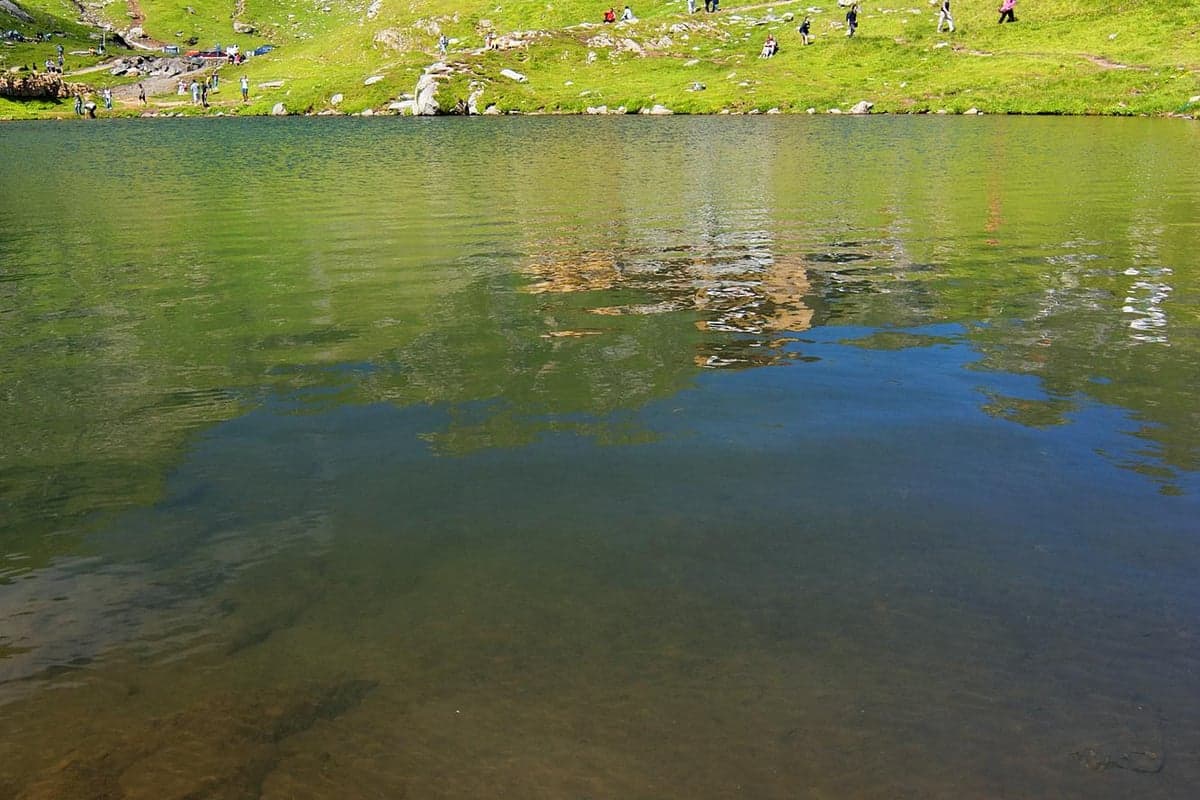 Der Piburger See bei Oetz mit Liegewiese und Blick auf die umliegenden Berge
