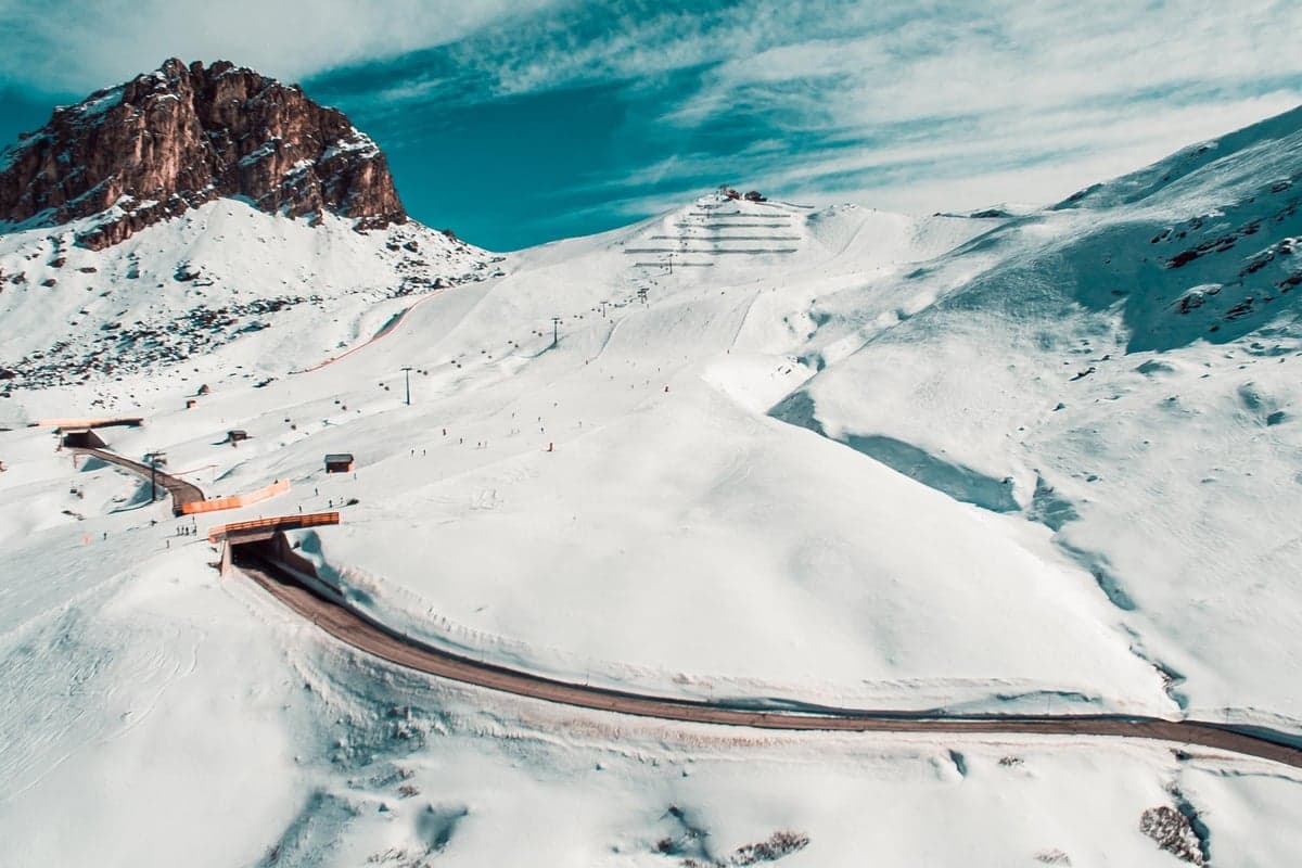 Das Gletscherskigebiet bei Sölden mit Piste, Liftanlagen und Bergpanorama